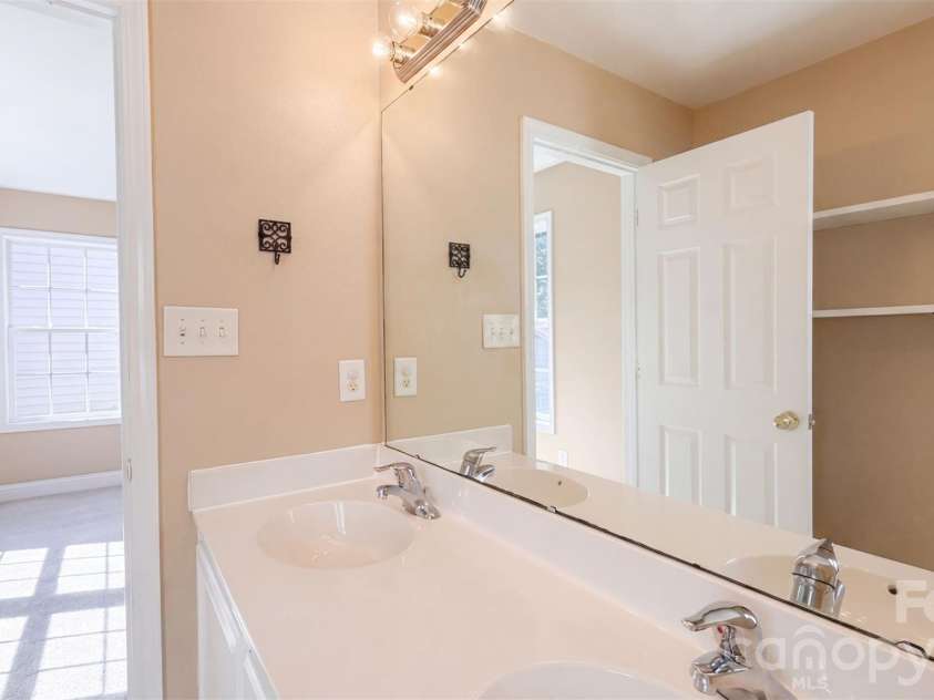 1750 Wilburn Park Lane, Charlotte, NC 28269.  MLS# CAR4421569, YatesRealty ID 49911. 