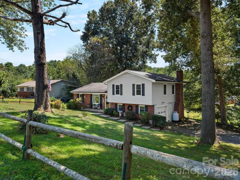86 Debra Lane, Asheville, NC 28806.  MLS# CAR4420738, YatesRealty ID 49915. 