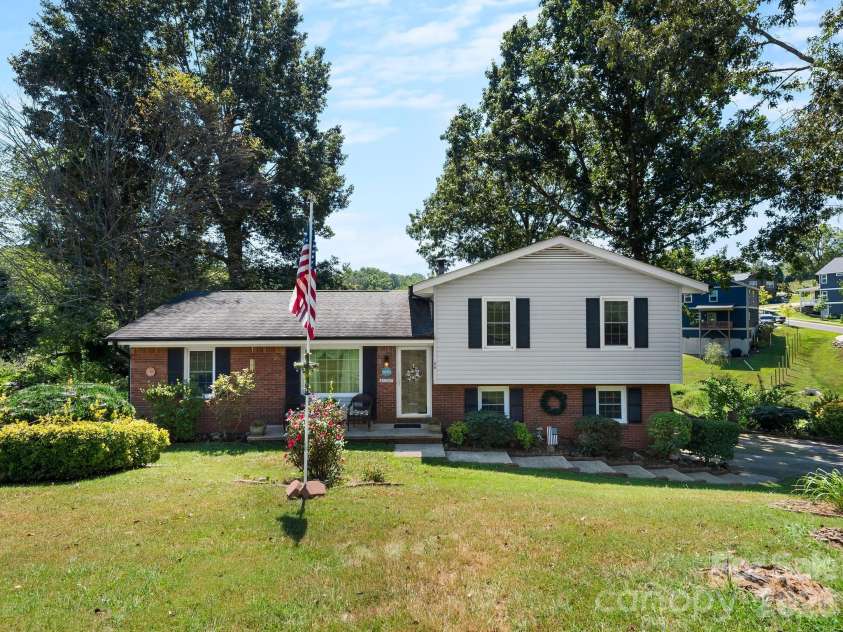 86 Debra Lane, Asheville, NC 28806.  MLS# CAR4420738, YatesRealty ID 49915. 