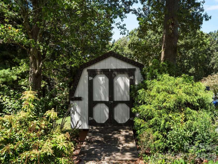 86 Debra Lane, Asheville, NC 28806.  MLS# CAR4420738, YatesRealty ID 49915. 