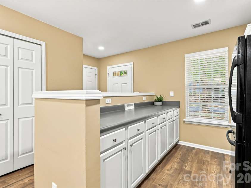 4829 Grier Farm Lane, Charlotte, NC 28270.  MLS# CAR4422353, YatesRealty ID 49918. Check out all the cabinets and counterspace!