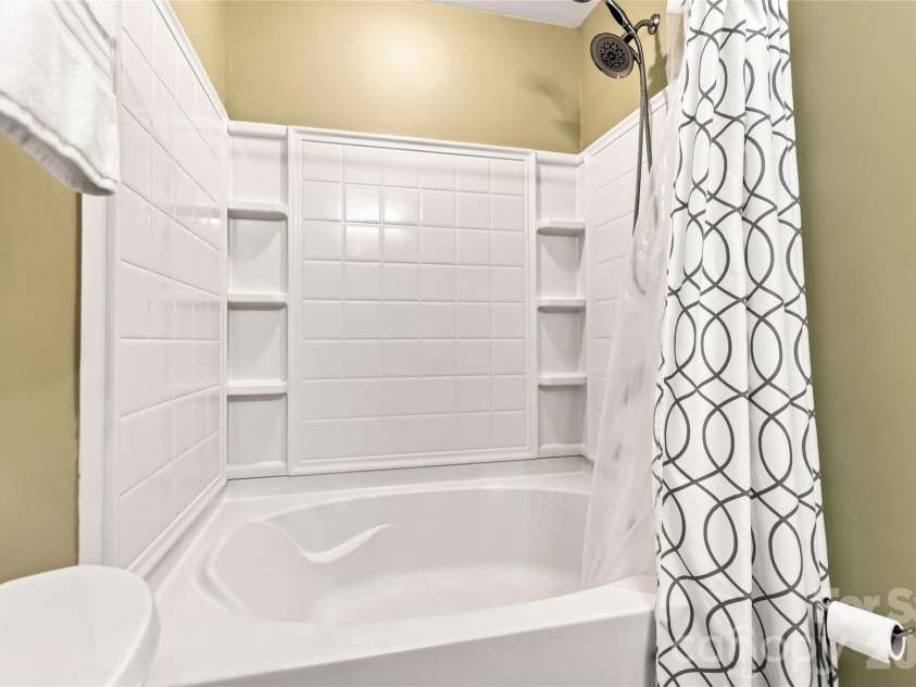 4829 Grier Farm Lane, Charlotte, NC 28270.  MLS# CAR4422353, YatesRealty ID 49918. Huge soaking tub!