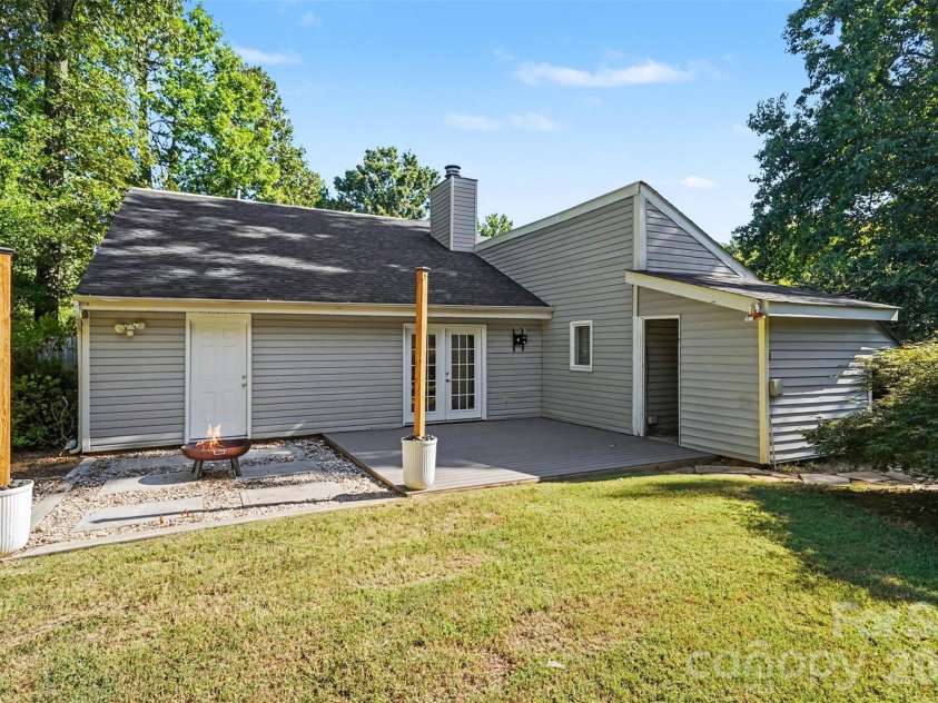 9620 Fir Knoll Road, Mint Hill, NC 28227.  MLS# CAR4419906, YatesRealty ID 49919. Deck and firepit