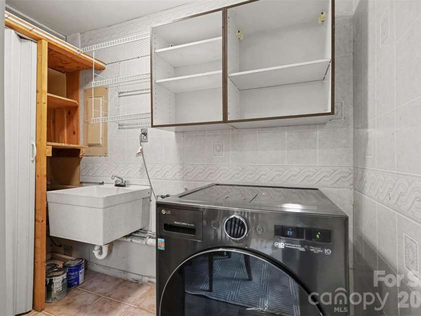 9620 Fir Knoll Road, Mint Hill, NC 28227.  MLS# CAR4419906, YatesRealty ID 49919. Laundry room with utility sink