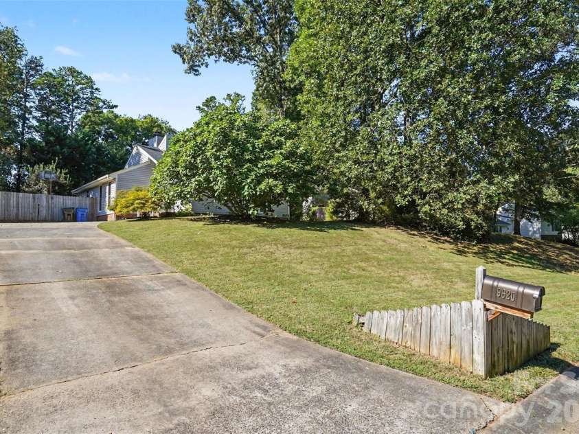 9620 Fir Knoll Road, Mint Hill, NC 28227.  MLS# CAR4419906, YatesRealty ID 49919. Long driveway
