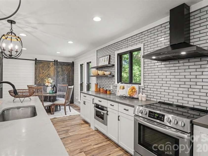 9620 Fir Knoll Road, Mint Hill, NC 28227.  MLS# CAR4419906, YatesRealty ID 49919. Updated kitchen with electric range