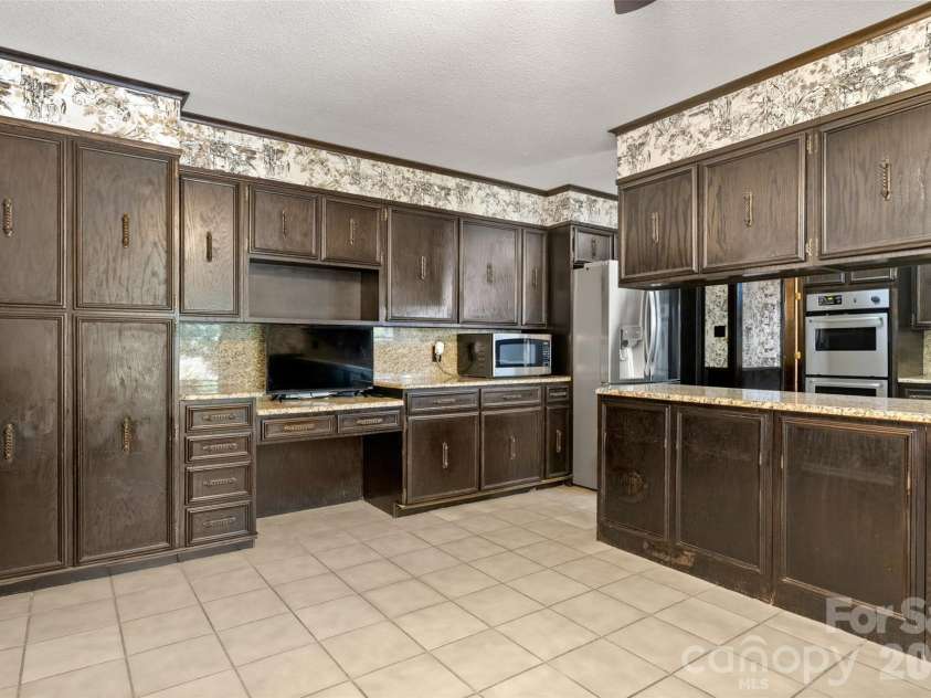 600 Fairway Drive, Fort Mill, SC 29715.  MLS# CAR4407842, YatesRealty ID 49927. Breakfast area and kitchen