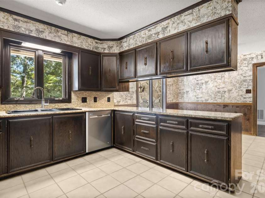 600 Fairway Drive, Fort Mill, SC 29715.  MLS# CAR4407842, YatesRealty ID 49927. Kitchen