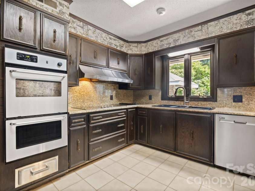 600 Fairway Drive, Fort Mill, SC 29715.  MLS# CAR4407842, YatesRealty ID 49927. Kitchen