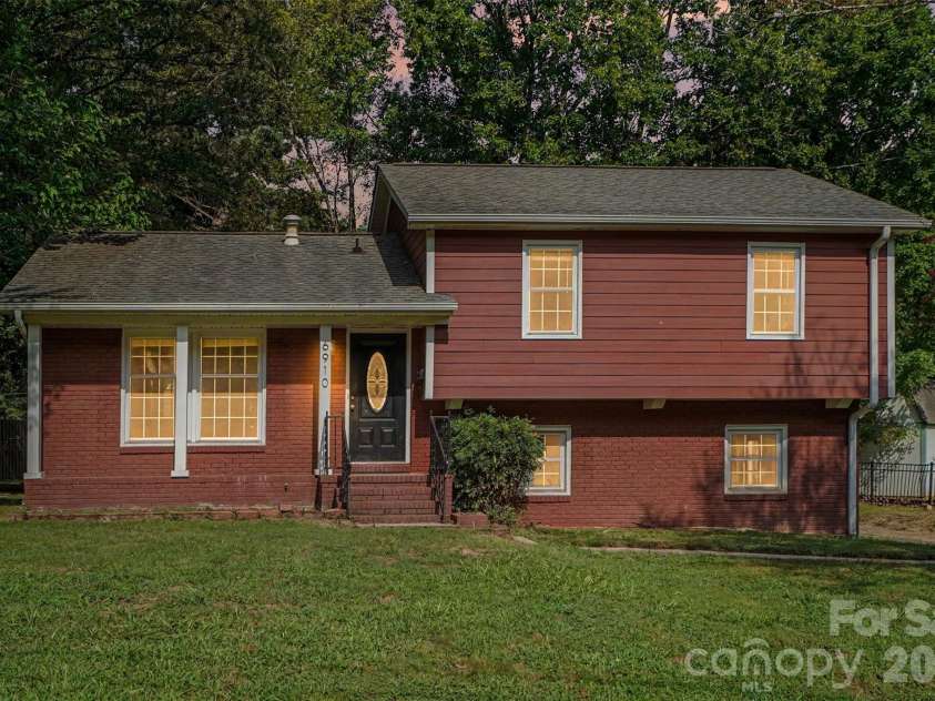 6910 Wrentree Drive, Charlotte, NC 28210.  MLS# CAR4422404, YatesRealty ID 49929. 
