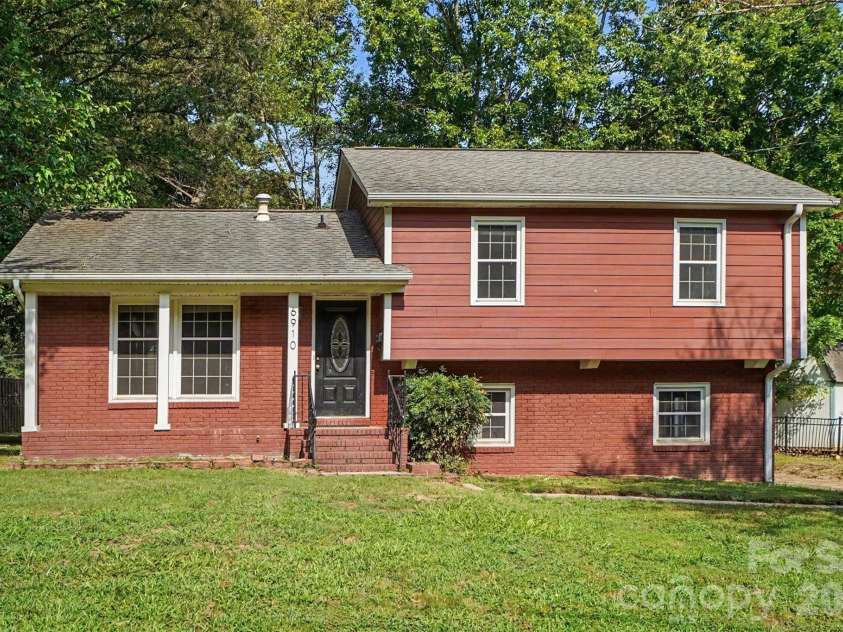 6910 Wrentree Drive, Charlotte, NC 28210.  MLS# CAR4422404, YatesRealty ID 49929. 