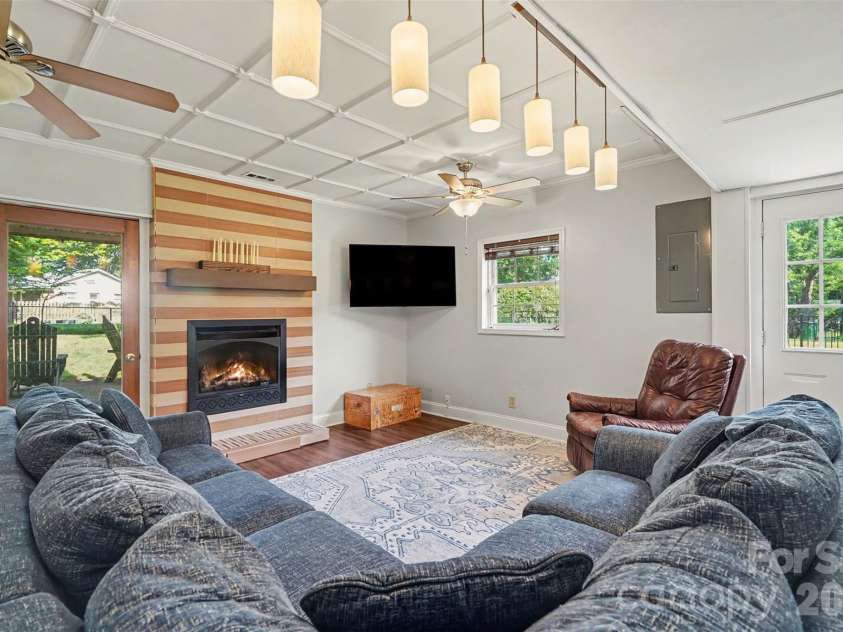 6910 Wrentree Drive, Charlotte, NC 28210.  MLS# CAR4422404, YatesRealty ID 49929. 