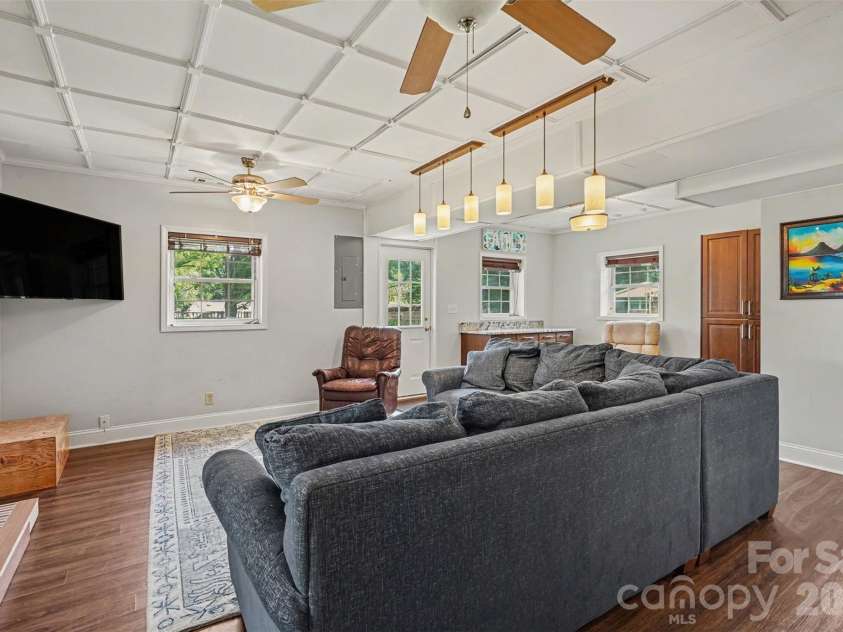 6910 Wrentree Drive, Charlotte, NC 28210.  MLS# CAR4422404, YatesRealty ID 49929. 