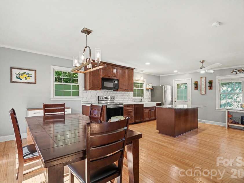 6910 Wrentree Drive, Charlotte, NC 28210.  MLS# CAR4422404, YatesRealty ID 49929. 