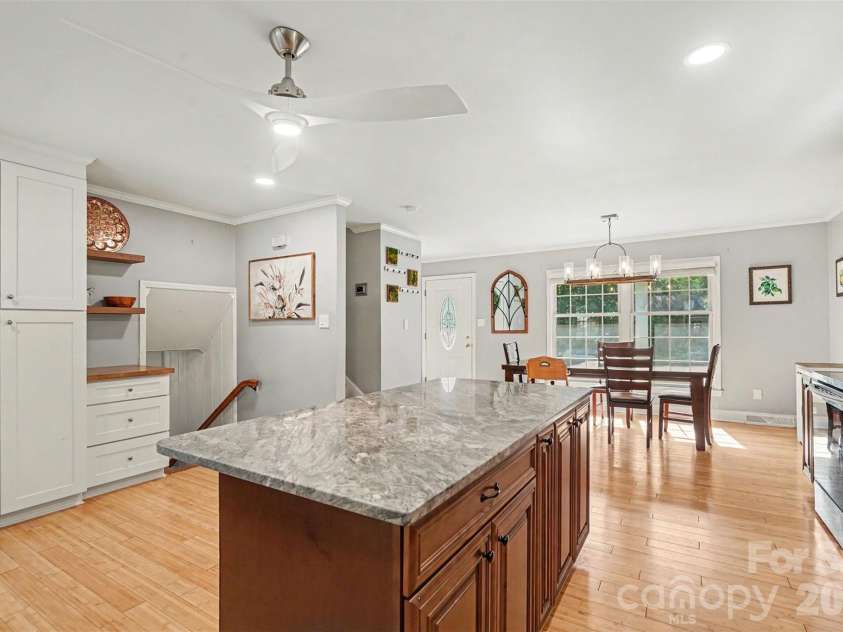 6910 Wrentree Drive, Charlotte, NC 28210.  MLS# CAR4422404, YatesRealty ID 49929. 