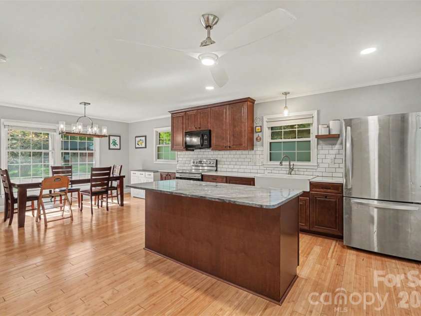 6910 Wrentree Drive, Charlotte, NC 28210.  MLS# CAR4422404, YatesRealty ID 49929. 