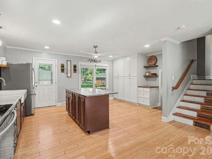 6910 Wrentree Drive, Charlotte, NC 28210.  MLS# CAR4422404, YatesRealty ID 49929. 