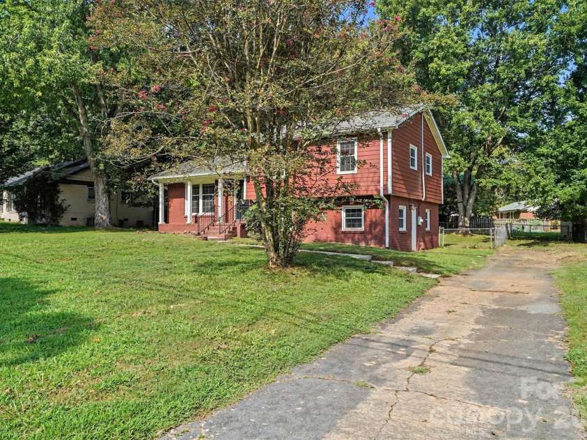 6910 Wrentree Drive, Charlotte, NC 28210.  MLS# CAR4422404, YatesRealty ID 49929. 