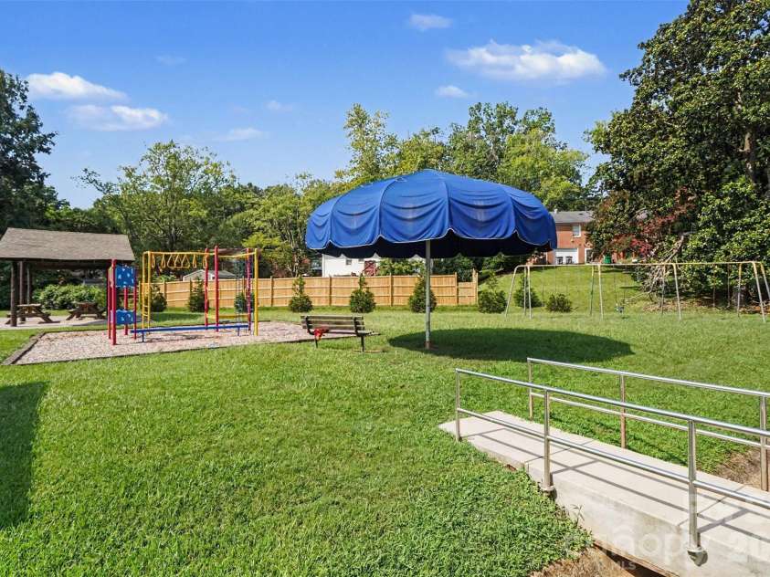 6910 Wrentree Drive, Charlotte, NC 28210.  MLS# CAR4422404, YatesRealty ID 49929. 