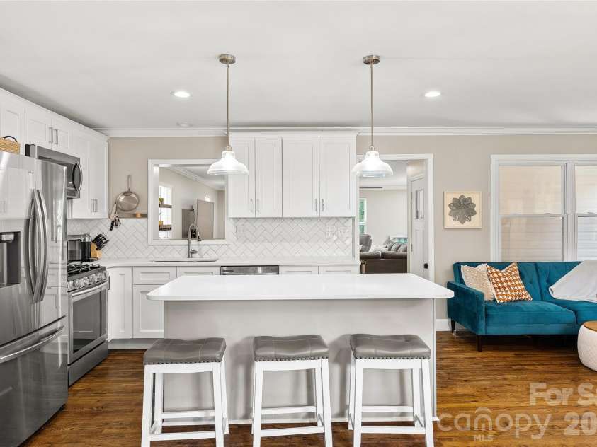 6623 Long Meadow Road, Charlotte, NC 28210.  MLS# CAR4420859, YatesRealty ID 49930. 