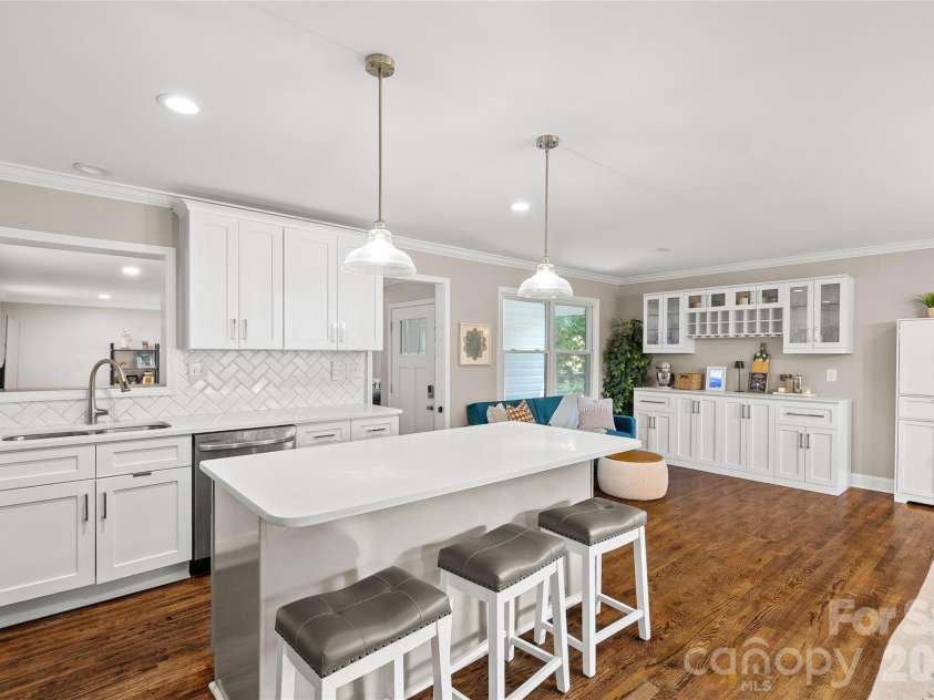 6623 Long Meadow Road, Charlotte, NC 28210.  MLS# CAR4420859, YatesRealty ID 49930. 
