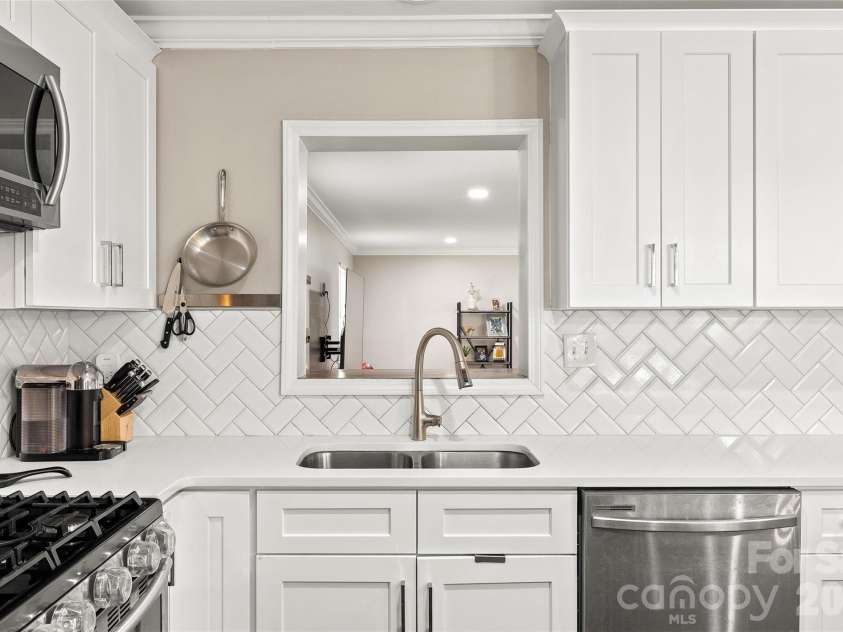 6623 Long Meadow Road, Charlotte, NC 28210.  MLS# CAR4420859, YatesRealty ID 49930. 