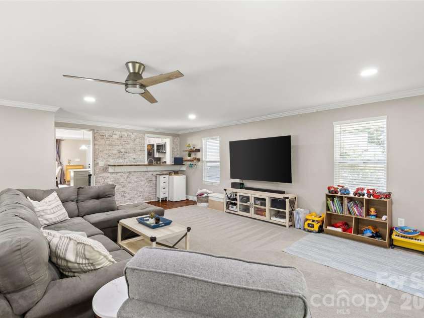 6623 Long Meadow Road, Charlotte, NC 28210.  MLS# CAR4420859, YatesRealty ID 49930. 