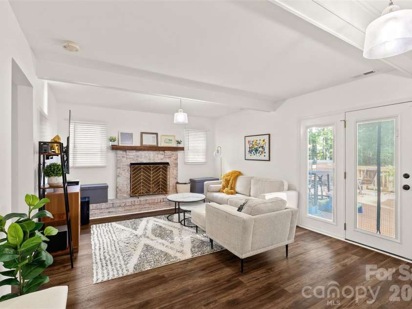6623 Long Meadow Road, Charlotte, NC 28210.  MLS# CAR4420859, YatesRealty ID 49930. 