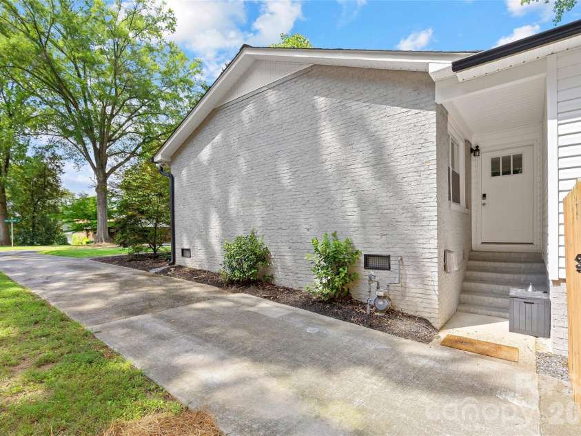 6623 Long Meadow Road, Charlotte, NC 28210.  MLS# CAR4420859, YatesRealty ID 49930. 