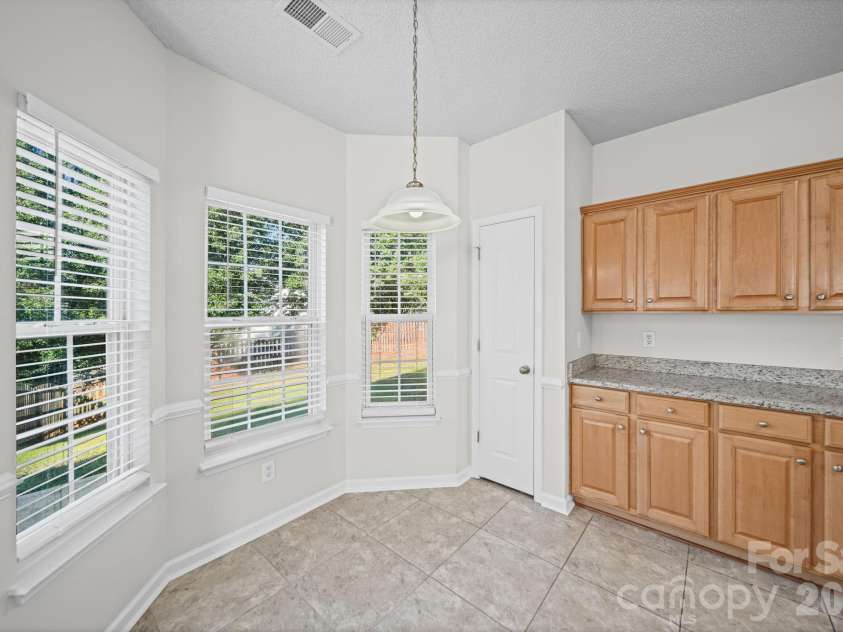 9105 Shepparton Drive, Huntersville, NC 28078.  MLS# CAR4421789, YatesRealty ID 49933. Breakfast Nook