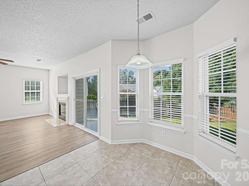 9105 Shepparton Drive, Huntersville, NC 28078.  MLS# CAR4421789, YatesRealty ID 49933. Breakfast Nook