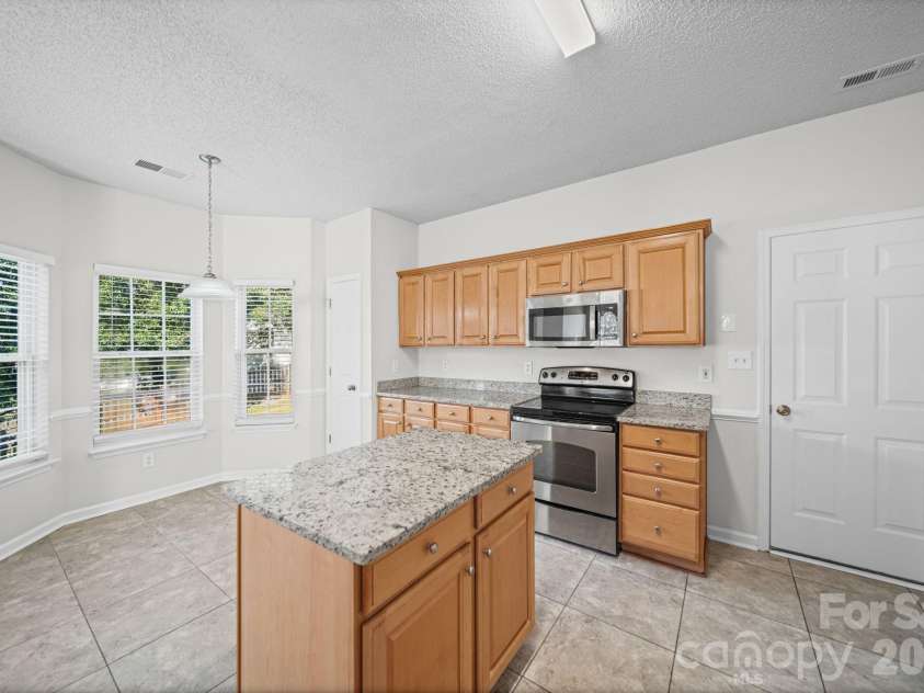 9105 Shepparton Drive, Huntersville, NC 28078.  MLS# CAR4421789, YatesRealty ID 49933. Kitchen
