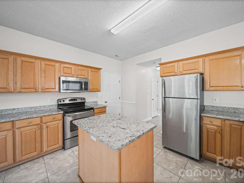 9105 Shepparton Drive, Huntersville, NC 28078.  MLS# CAR4421789, YatesRealty ID 49933. Kitchen