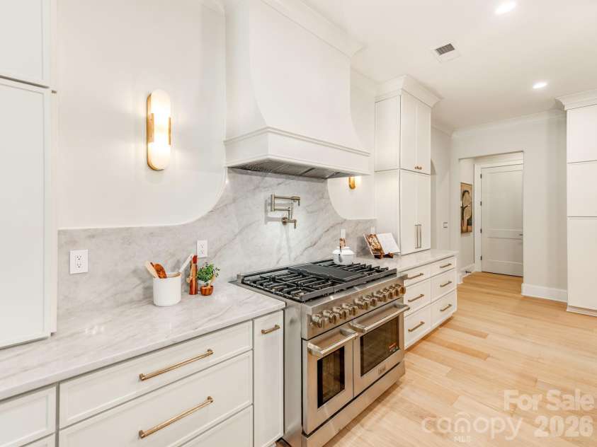 437 Blairmore Drive, Charlotte, NC 28211.  MLS# CAR4422180, YatesRealty ID 49934. 