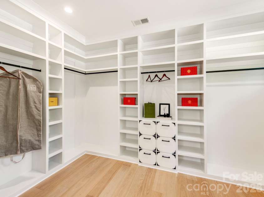 437 Blairmore Drive, Charlotte, NC 28211.  MLS# CAR4422180, YatesRealty ID 49934. 