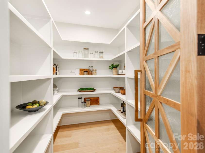 437 Blairmore Drive, Charlotte, NC 28211.  MLS# CAR4422180, YatesRealty ID 49934. 