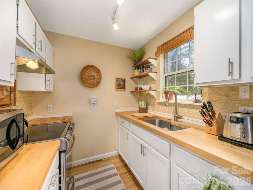 78 London Lane, Clyde, NC 28721.  MLS# CAR4423352, YatesRealty ID 49937. 