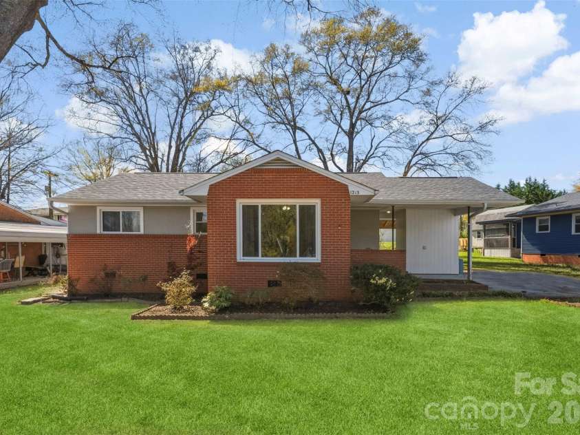 1213 Park Drive, Gastonia, NC 28054.  MLS# CAR4359595, YatesRealty ID 4994. 