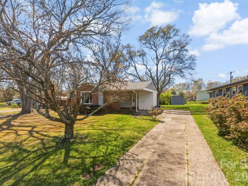 1213 Park Drive, Gastonia, NC 28054.  MLS# CAR4359595, YatesRealty ID 4994. 