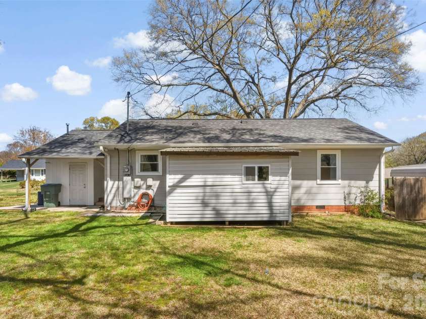 1213 Park Drive, Gastonia, NC 28054.  MLS# CAR4359595, YatesRealty ID 4994. 