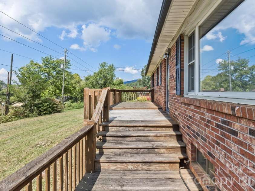379 Bee Tree Road, Swannanoa, NC 28778.  MLS# CAR4374785, YatesRealty ID 49946. 