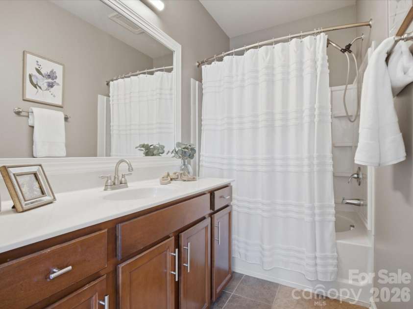 9533 Longstone Lane, Charlotte, NC 28277.  MLS# CAR4423027, YatesRealty ID 49947. Primary bath