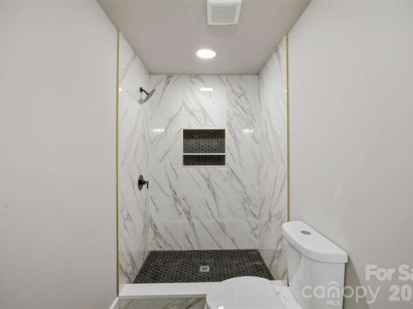511 Ligon Street, Shelby, NC 28150.  MLS# CAR4410205, YatesRealty ID 49948. Primary bath