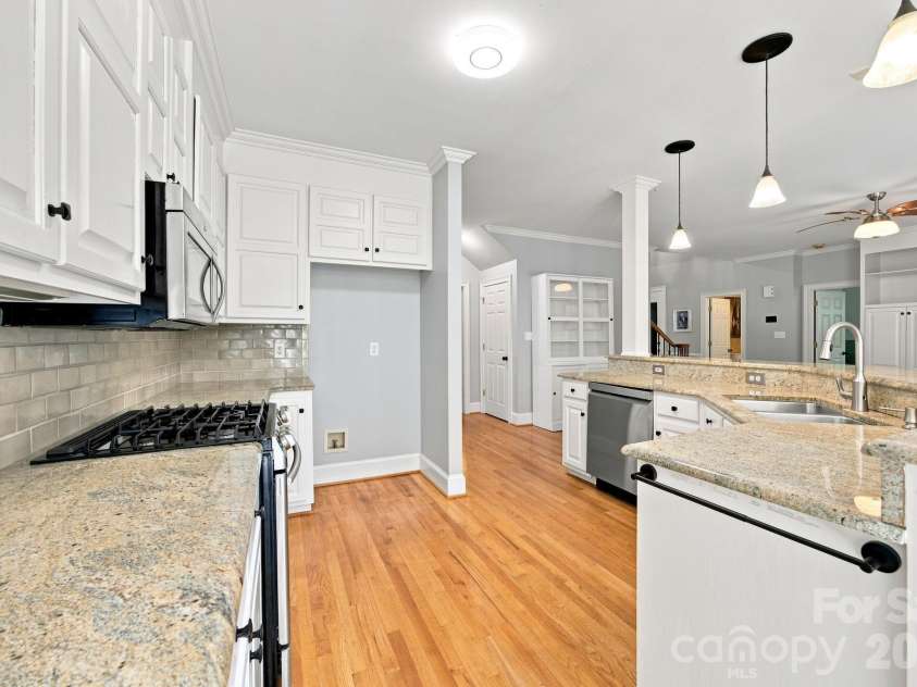 3726 Ashford Leigh Court, Charlotte, NC 28269.  MLS# CAR4421303, YatesRealty ID 49949. 