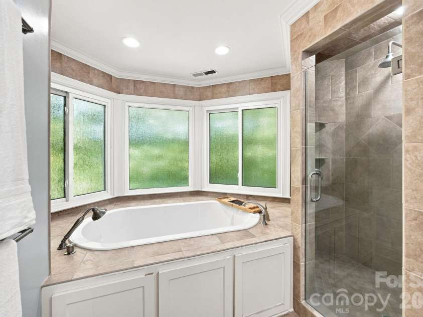 3726 Ashford Leigh Court, Charlotte, NC 28269.  MLS# CAR4421303, YatesRealty ID 49949. 