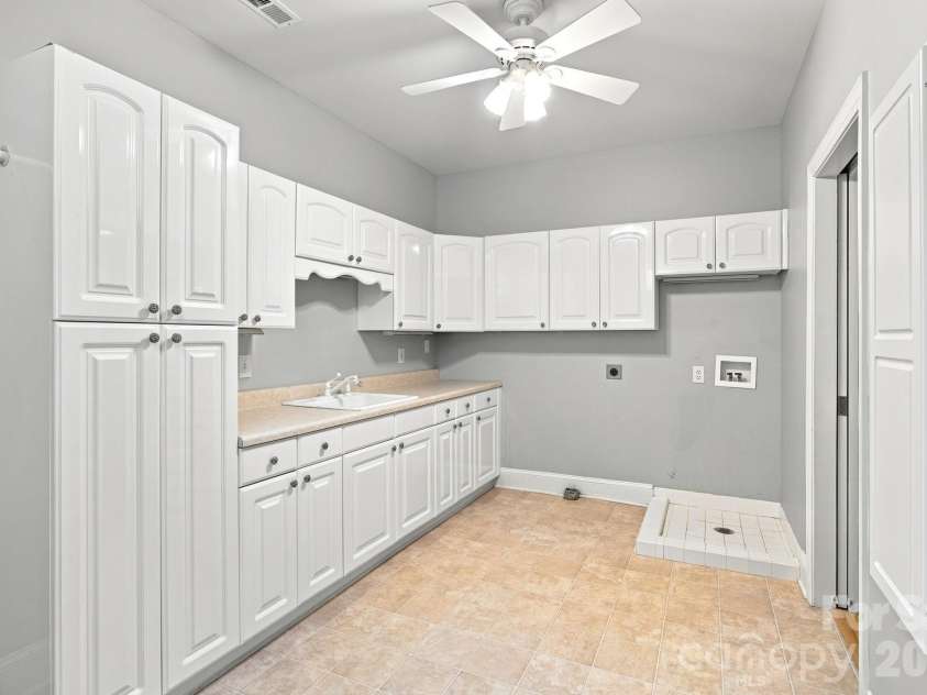3726 Ashford Leigh Court, Charlotte, NC 28269.  MLS# CAR4421303, YatesRealty ID 49949. 