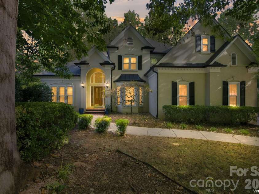 3726 Ashford Leigh Court, Charlotte, NC 28269.  MLS# CAR4421303, YatesRealty ID 49949. 