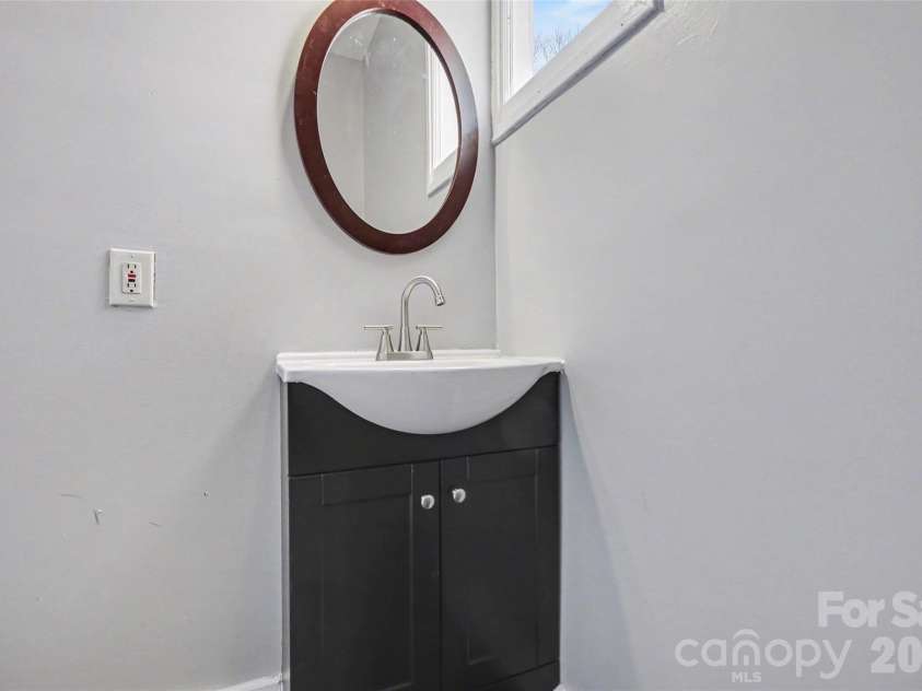 501 Lafayette Street, Salisbury, NC 28144.  MLS# CAR4359904, YatesRealty ID 4995. Upstairs Bath