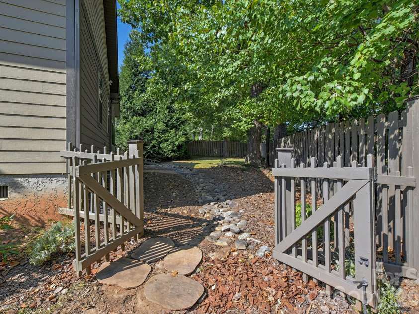 323 Fennel Dun Circle, Biltmore Lake, NC 28715.  MLS# CAR4421442, YatesRealty ID 49958. 
