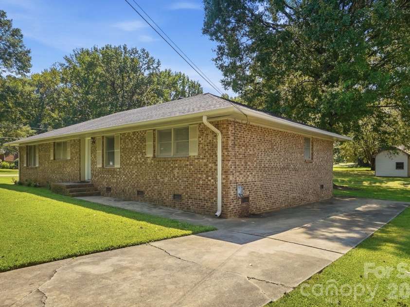 8051 Way Road, Charlotte, NC 28215.  MLS# CAR4420821, YatesRealty ID 49960. 